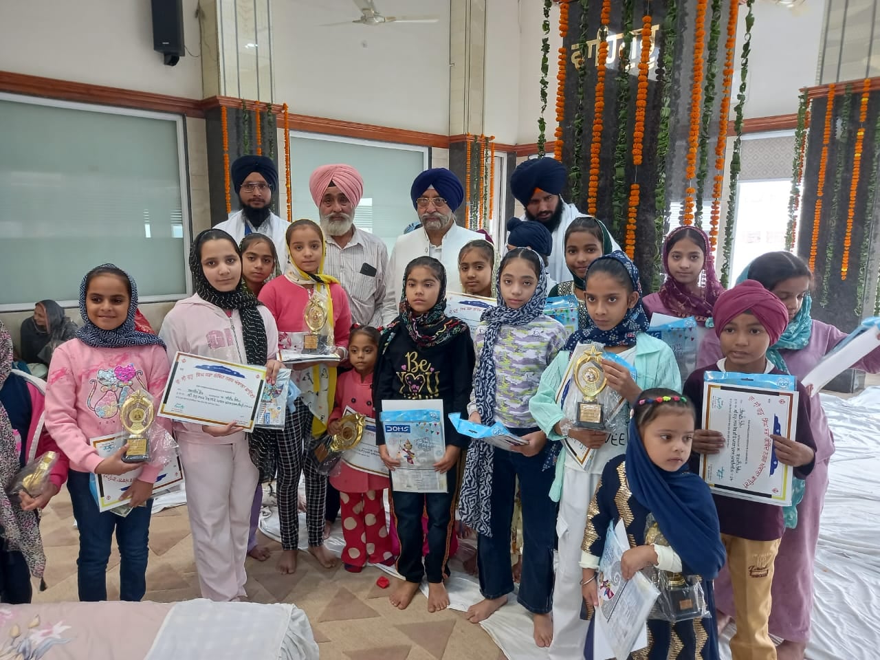 अंबाला छावनी के गोबिंद नगर गुरुद्वारा साहिब में धार्मिक समागम के दौरान मौजूद संगत। संवाद