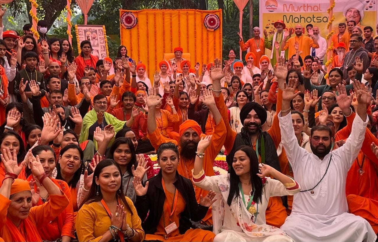 फोटो 22- सोनीपत के मुरथल रोड स्थित ओशोधारा नानक धाम आश्रम में वार्षिक महोत्सव के दौरान गुरु पर्