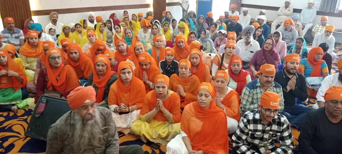 फोटो 24- सोनीपत के गीता भवन चौक स्थित गुरुद्वारा श्री गुरु नानक सत्संग सभा में गुरु पर्व पर कीर