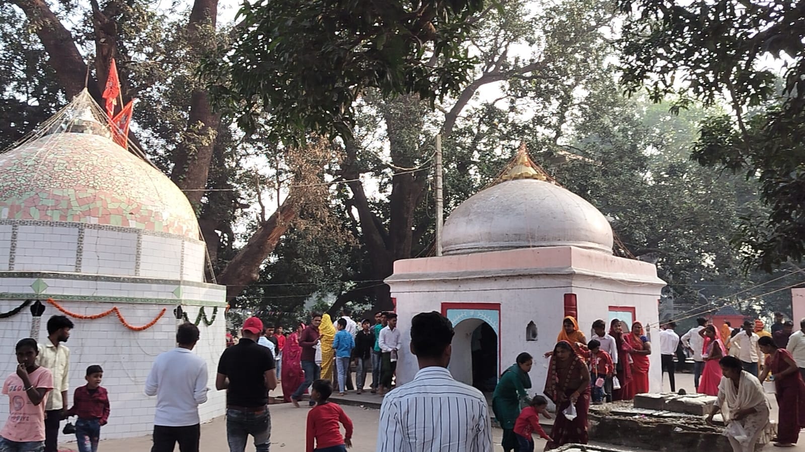 गोमती उद्रम स्थत पर आयोजित रामलीला में लीला मंचन करते कलाकार।संवाद
