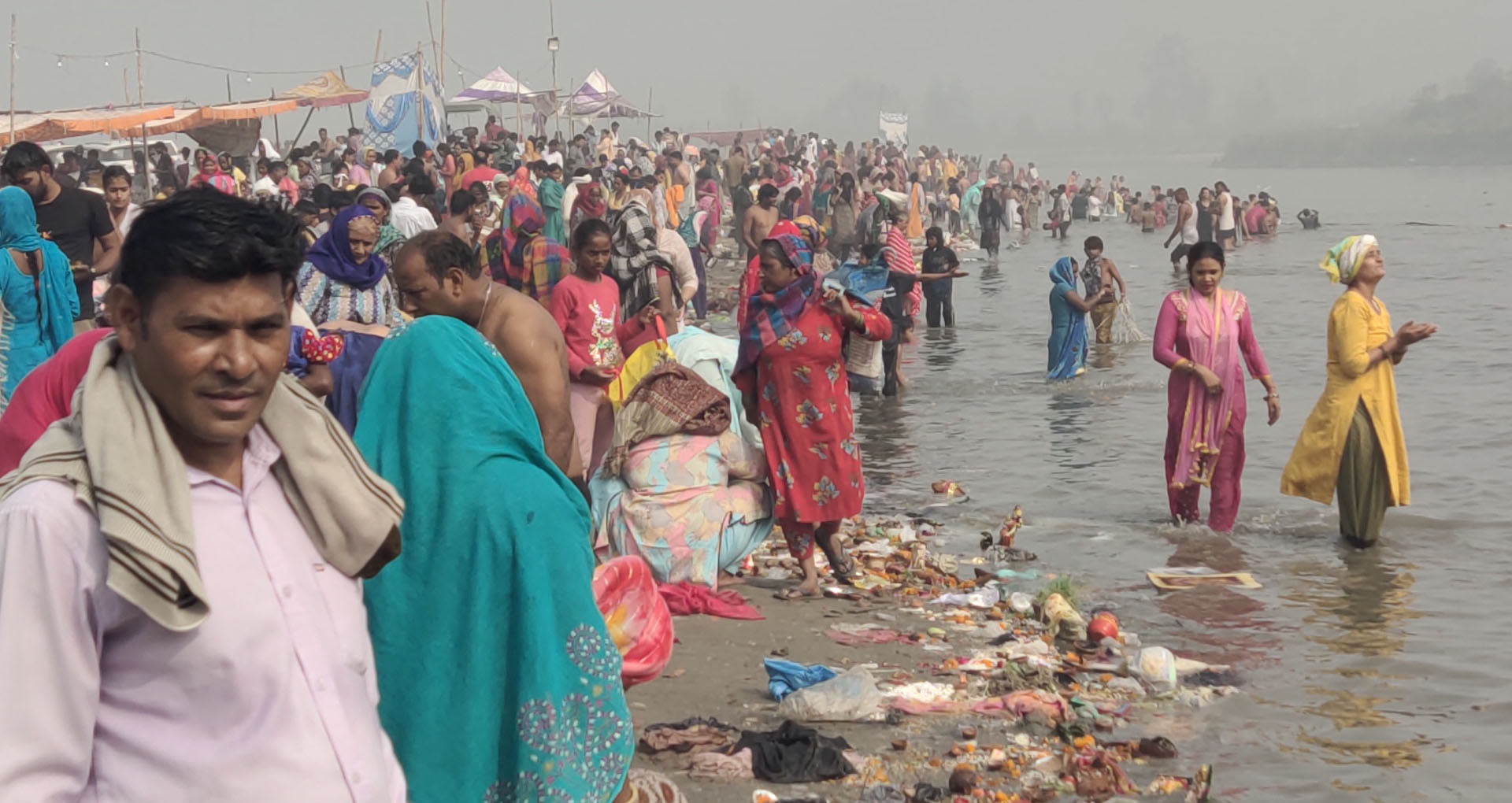 गुरु पूर्णिमा पर यमुना के घाट पर सूर्य को अर्घ्य देते एक महिला। संवाद गुरु पूर्णिमा पर यमुना के घाट पर सूर्य को अर्घ्य देते एक महिला। संवाद