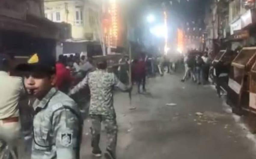 हरिहर मिलन के दौरान आतिशबाजी में 8 लोग जख्मी....हिंगोट चलाते 4 और 1 को चाकू के साथ गिरफ्तार किय हरिहर मिलन के दौरान आतिशबाजी में 8 लोग जख्मी....हिंगोट चलाते 4 और 1 को चाकू के साथ गिरफ्तार किय