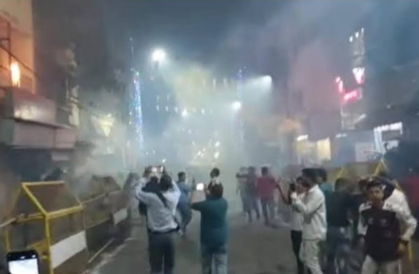 हरिहर मिलन के दौरान आतिशबाजी में 8 लोग जख्मी....हिंगोट चलाते 4 और 1 को चाकू के साथ गिरफ्तार किय हरिहर मिलन के दौरान आतिशबाजी में 8 लोग जख्मी....हिंगोट चलाते 4 और 1 को चाकू के साथ गिरफ्तार किय