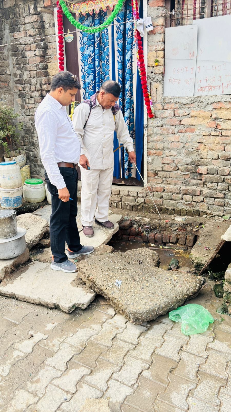 कुरुक्षेत्र। स्वास्थ्य विभाग की टीम लार्वा जांच करते हुए। संवाद कुरुक्षेत्र। स्वास्थ्य विभाग की टीम लार्वा जांच करते हुए। संवाद