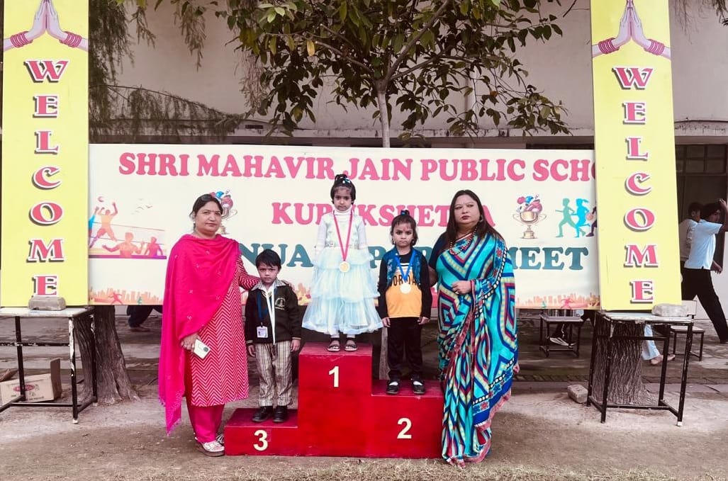 कुरुक्षेत्र। विजेता खिलाड़ियों को मेडल पहनाकर प्रोत्साहित करते खेल निदेशक प्रो. डीएस राणा सहित कुरुक्षेत्र। विजेता खिलाड़ियों को मेडल पहनाकर प्रोत्साहित करते खेल निदेशक प्रो. डीएस राणा सहित