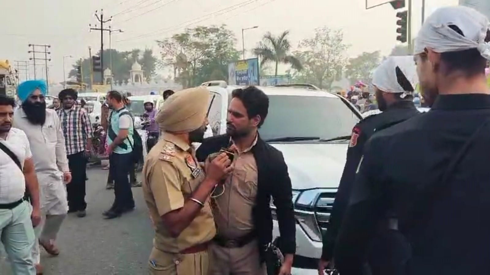 पंजाबी सिंगर मनकीरत औलख की कार में लगी ब्लैक फिल्म। संवाद पंजाबी सिंगर मनकीरत औलख की कार में लगी ब्लैक फिल्म। संवाद
