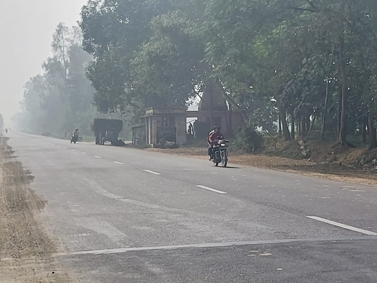 पीलीभीत के असम चौराहे से बीसलपुर जाने वाला मार्ग।संवाद