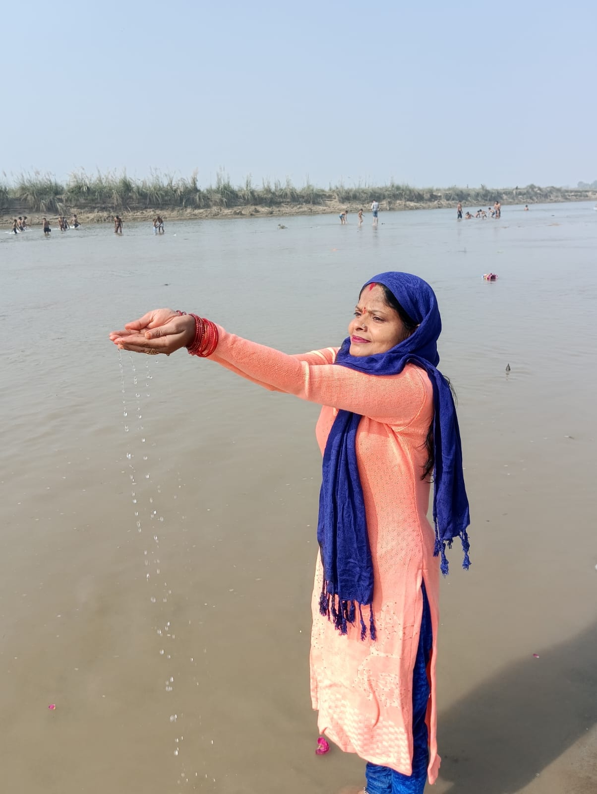 पीलीभीत के ब्रहमचारी घाट पर बच्चे को कंधे पर बैठालकर स्नान कराता श्रद्धालु।संवाद पीलीभीत के ब्रहमचारी घाट पर बच्चे को कंधे पर बैठालकर स्नान कराता श्रद्धालु।संवाद
