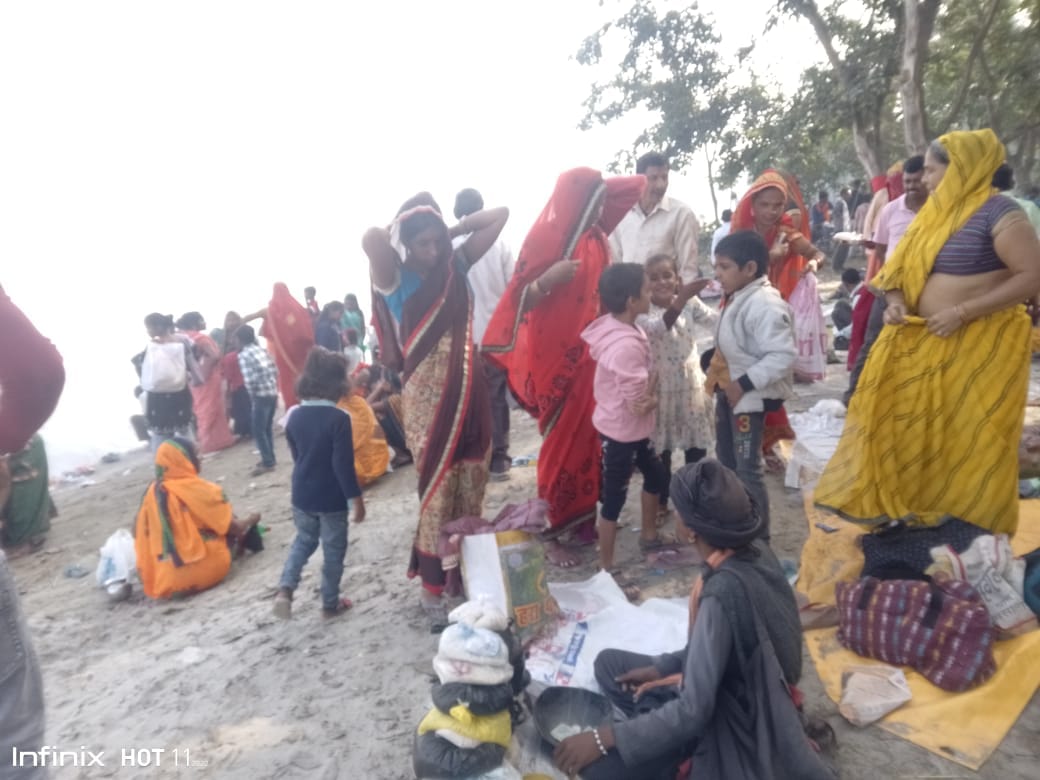 पीलीभीत के ब्रहमचारी घाट पर बच्चे को कंधे पर बैठालकर स्नान कराता श्रद्धालु।संवाद पीलीभीत के ब्रहमचारी घाट पर बच्चे को कंधे पर बैठालकर स्नान कराता श्रद्धालु।संवाद