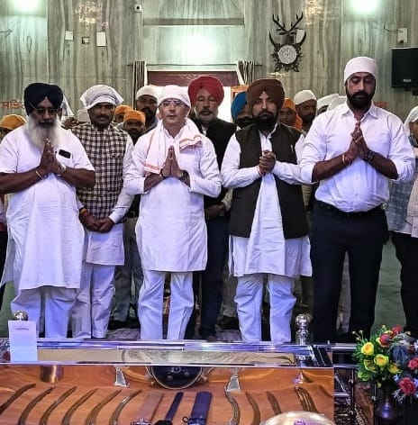 पीलीभीत के छेवी पातशाही गुरूद्धारा में सजा गुरू का दीवान।संवाद
