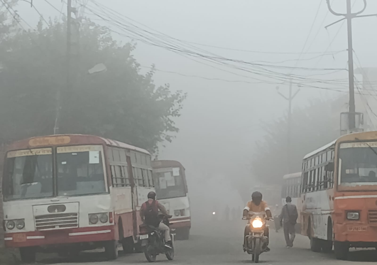 पीलीभीत में शुक्रवार की सुबह आसमान में छाया धना कोहरा।संवाद पीलीभीत में शुक्रवार की सुबह आसमान में छाया धना कोहरा।संवाद