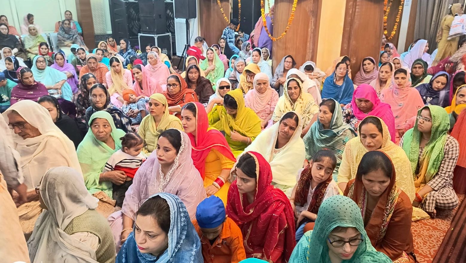 शाहजहांपुर के गुरुद्वारा गुरु सिंह सभा कचहरी रोड पर रागी जत्थों को सम्मानित करते पदाधिकारी। स् शाहजहांपुर के गुरुद्वारा गुरु सिंह सभा कचहरी रोड पर रागी जत्थों को सम्मानित करते पदाधिकारी। स्