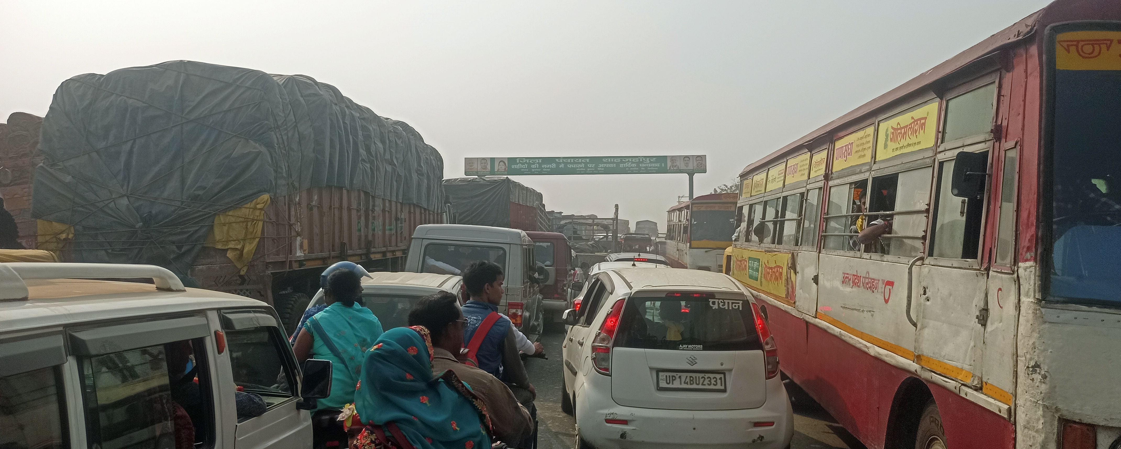 शहर में राजघाट चौकी के पास लगा जाम। संवाद शहर में राजघाट चौकी के पास लगा जाम। संवाद
