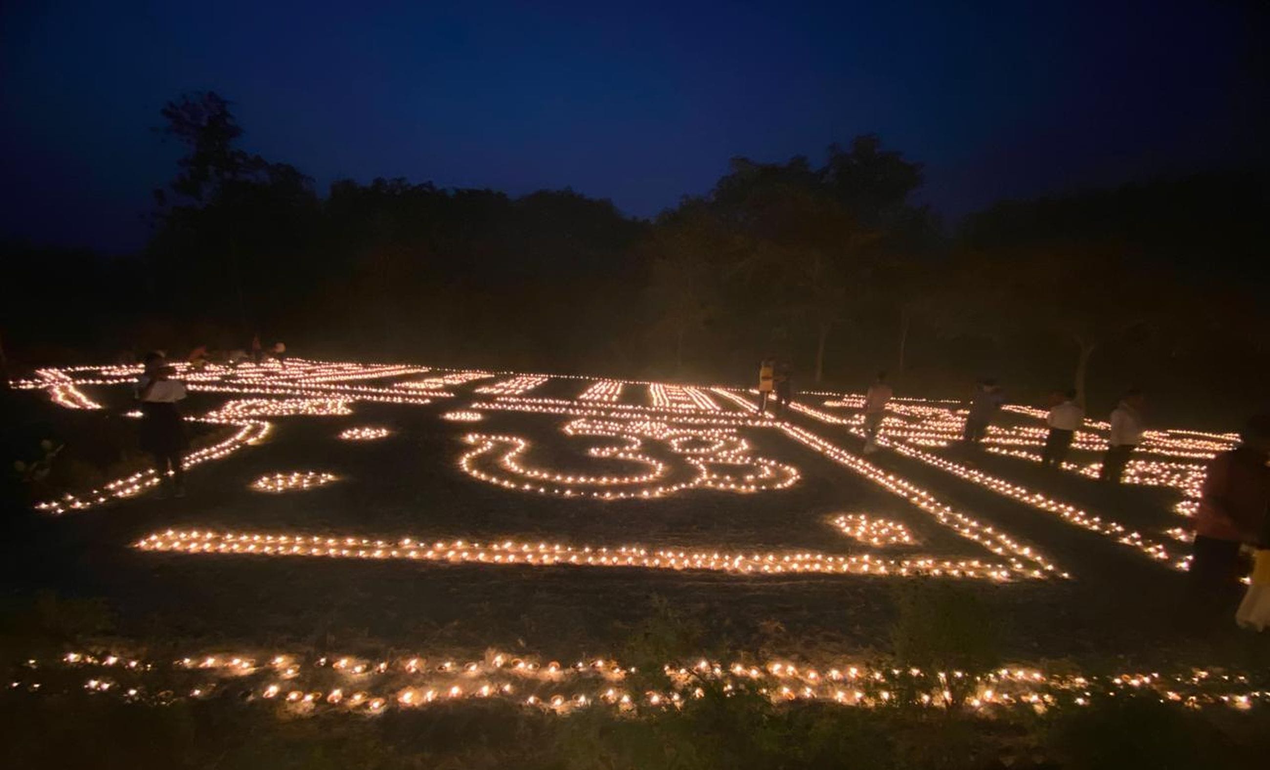 वैदिक आश्रम देवभूमि के तत्वावधान में सरयू घाट पर दीये जलाते श्रद्धालु। 