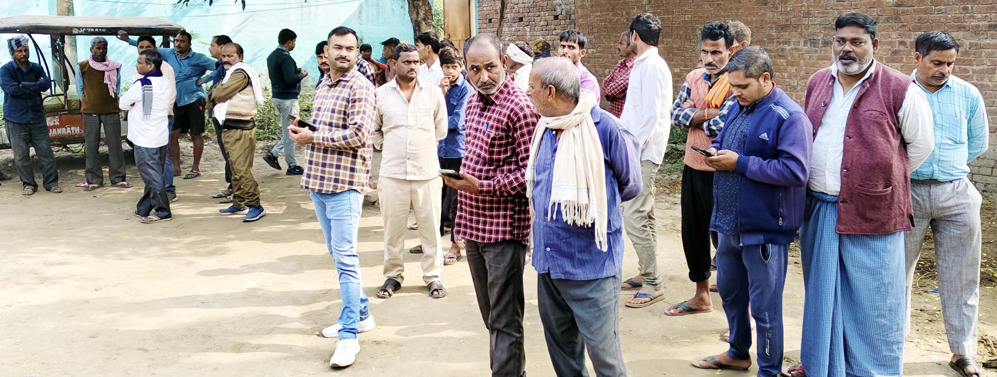 वृद्ध की पुत्रवधू से पूछताछ करतीं सीओ निष्ठा उपाध्याय। संवाद वृद्ध की पुत्रवधू से पूछताछ करतीं सीओ निष्ठा उपाध्याय। संवाद