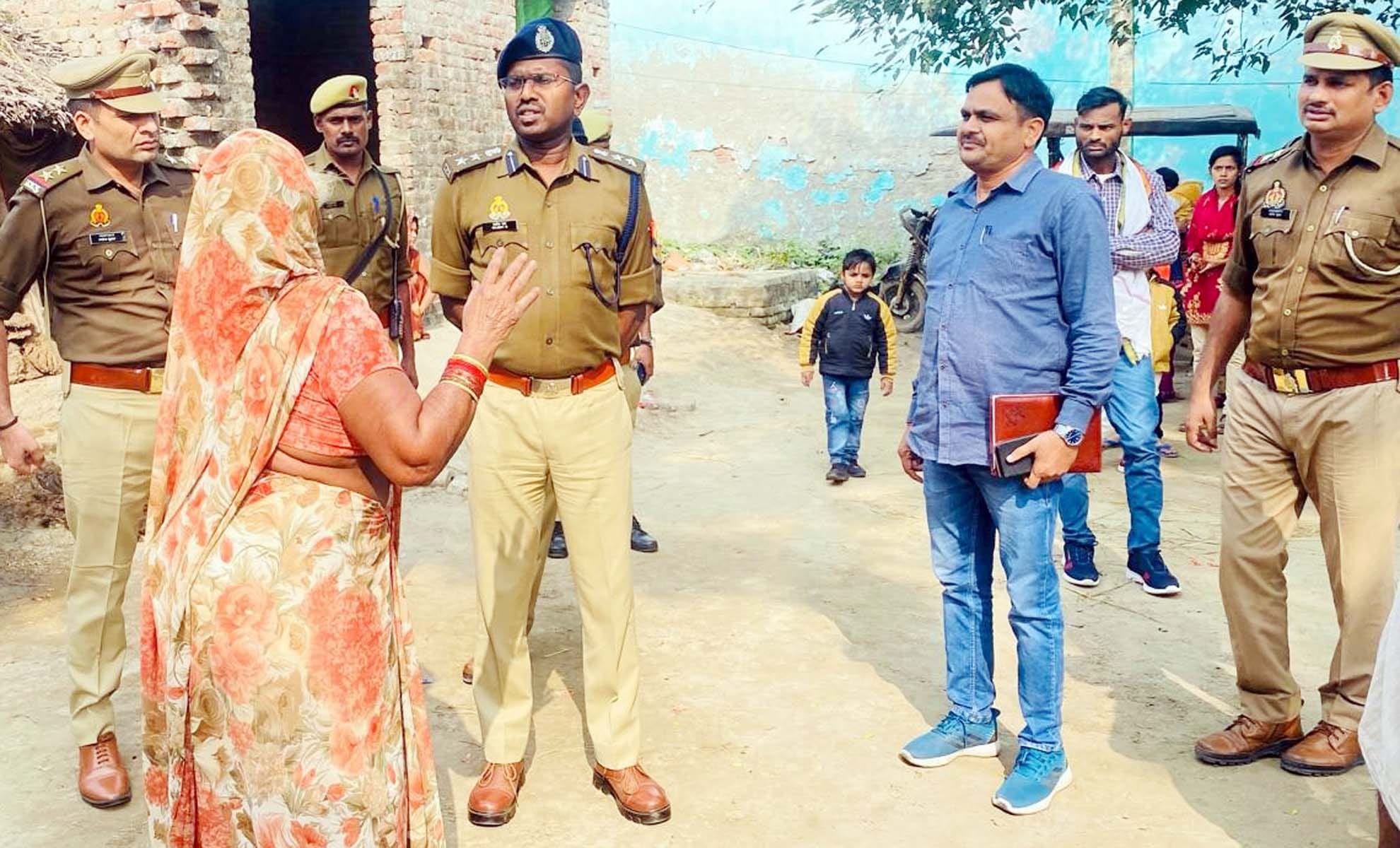 वृद्ध की पुत्रवधू से पूछताछ करतीं सीओ निष्ठा उपाध्याय। संवाद वृद्ध की पुत्रवधू से पूछताछ करतीं सीओ निष्ठा उपाध्याय। संवाद