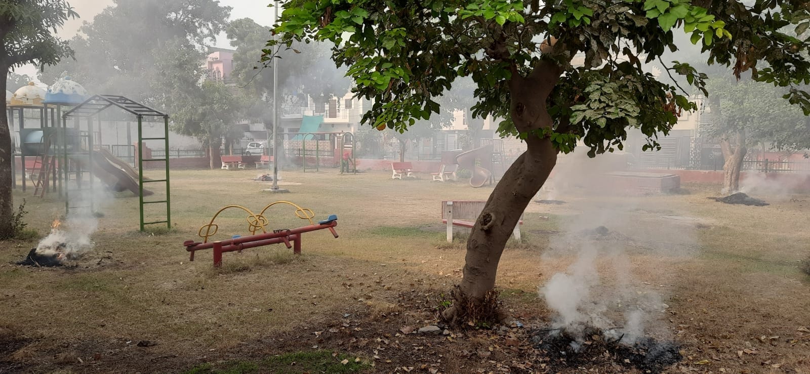 16जेएनडी17 : शहर के एक पार्क में दो जगह लगाई जा रही आग से उठता धुंआ। संवाद