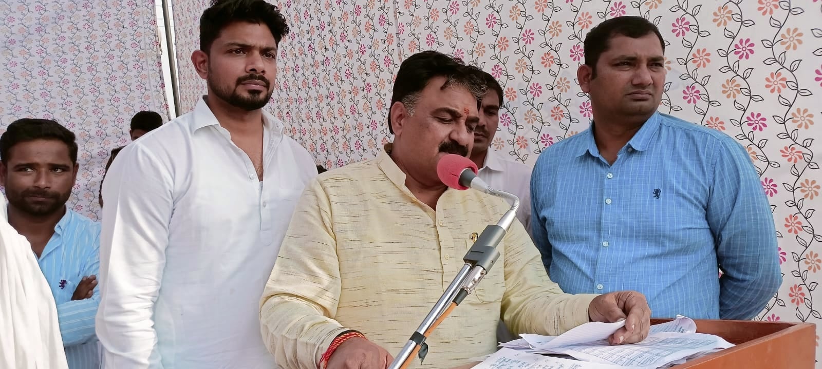 16जेएनडी22: ग्रामीणों को संबोधित करते हुए डिप्टी स्पीकर डॉ. कृष्ण मिड्ढा। संवाद
