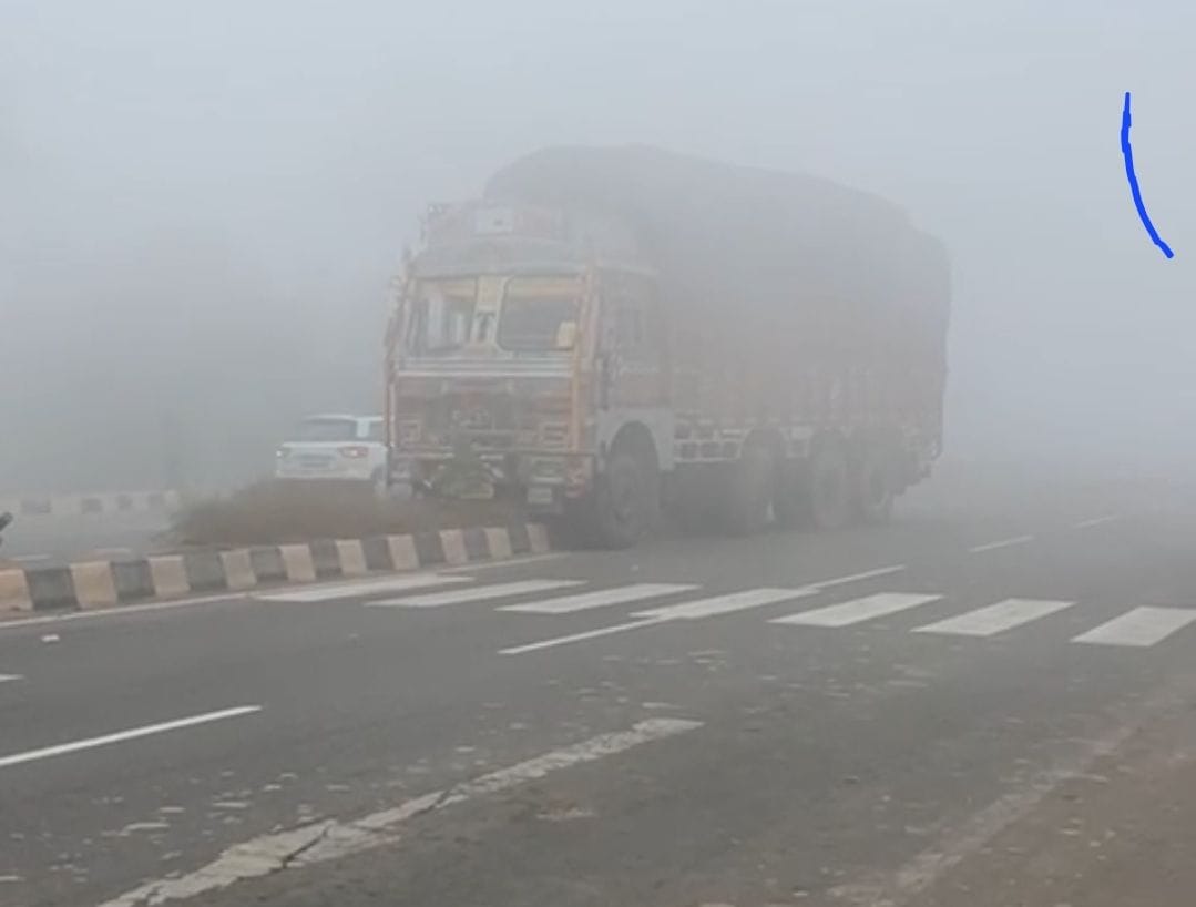 16जेएनडी23 : नरवाना में गहरी धुंध के कारण डिवाइडर पर चढ़ा ट्रक। संवाद