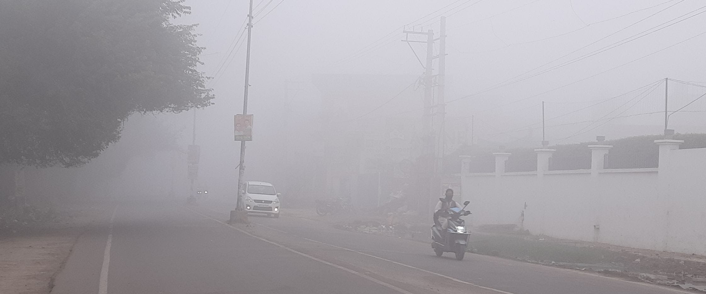 16जेएनडी23 : नरवाना में गहरी धुंध के कारण डिवाइडर पर चढ़ा ट्रक। संवाद