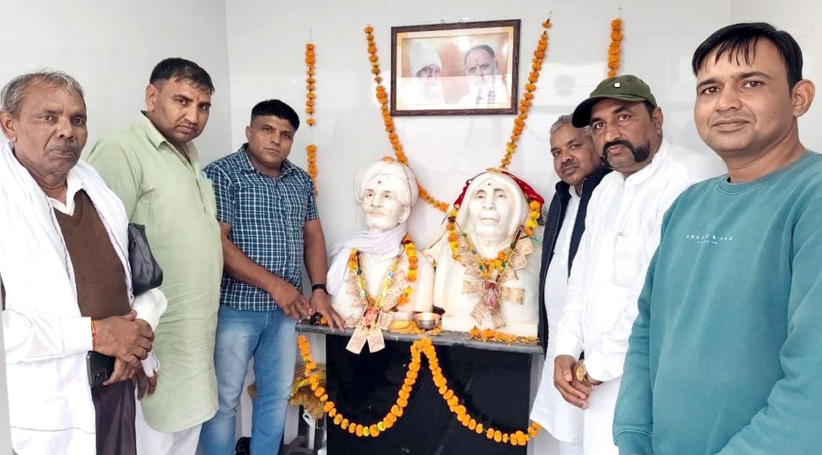 16जेएनडी26: मूर्ति अनावरण के अवसर पर मौजूद अंतर्राष्ट्रीय खिलाड़ी रजनीश पहलवान बिल्लू मुंड व पार
