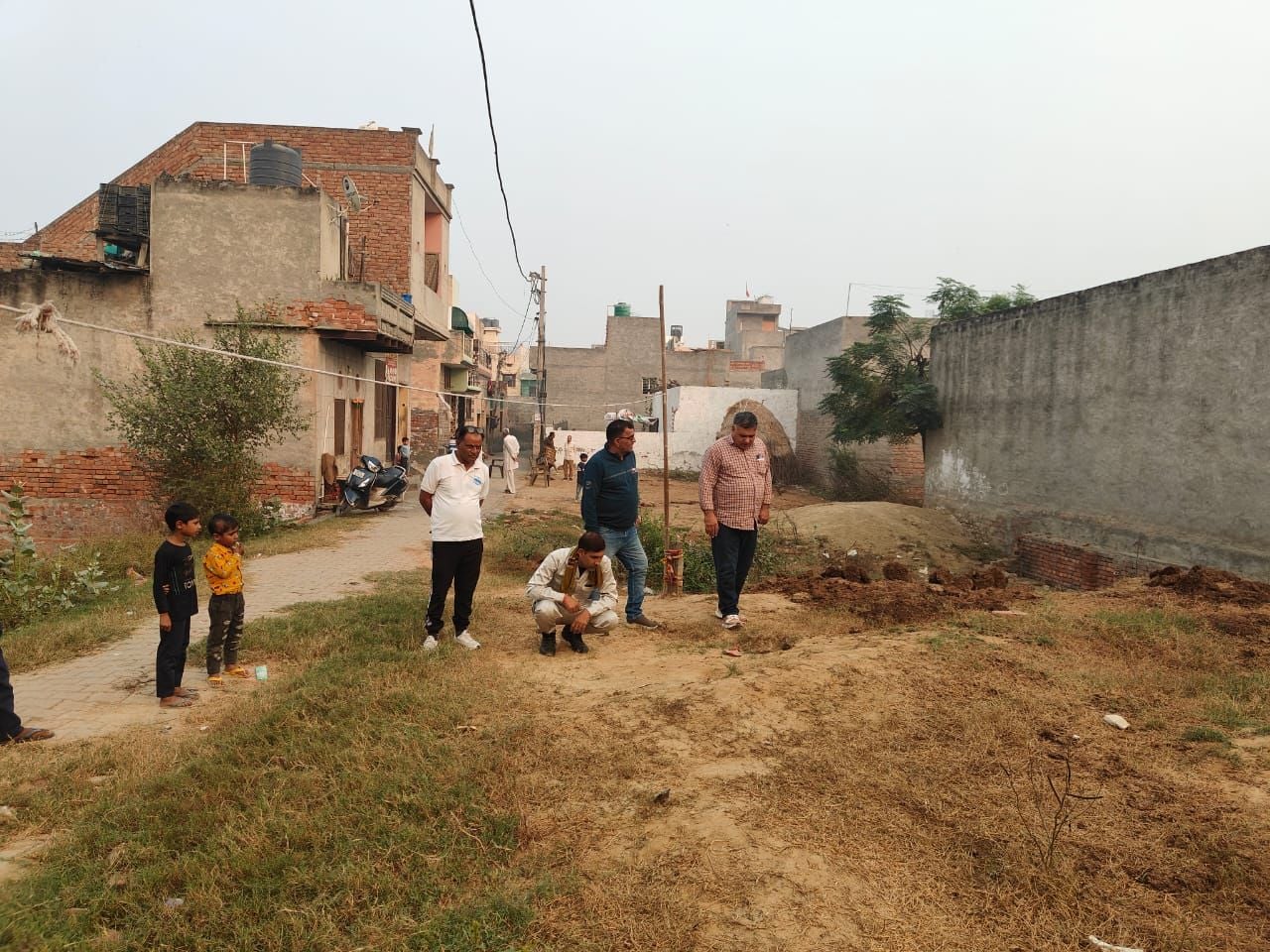 16जेएनडी34: जांच करते हुए पिल्लूखेड़ा थाना पुलिस तथा वन्य प्राणी विभाग की रेस्क्यू टीम। 16जेएनडी34: जांच करते हुए पिल्लूखेड़ा थाना पुलिस तथा वन्य प्राणी विभाग की रेस्क्यू टीम।