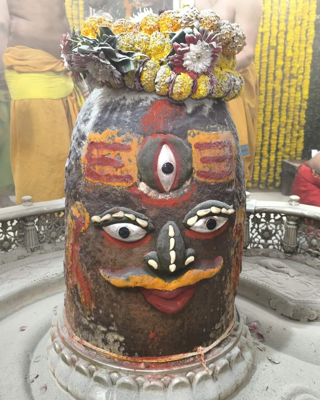 भस्मआरती मे आज नोटो की माला पहनकर सज गए बाबा महाकाल....त्रिपुंड और त्रिनेत्र से हुआ श्रृंगार भस्मआरती मे आज नोटो की माला पहनकर सज गए बाबा महाकाल....त्रिपुंड और त्रिनेत्र से हुआ श्रृंगार