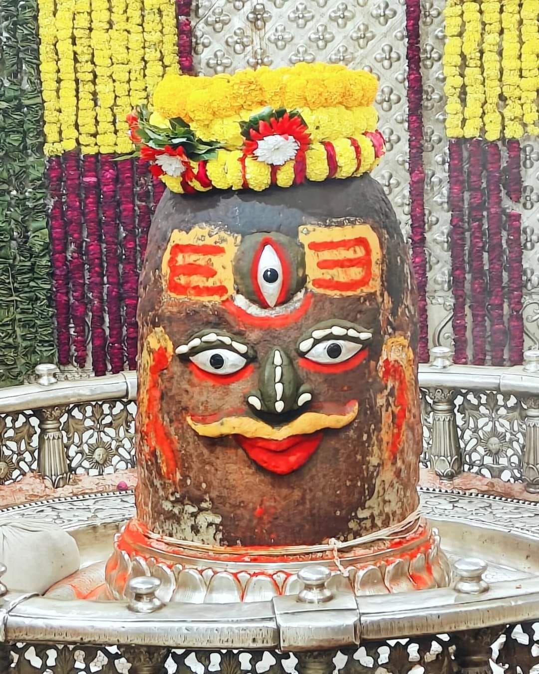 भस्मआरती मे आज नोटो की माला पहनकर सज गए बाबा महाकाल....त्रिपुंड और त्रिनेत्र से हुआ श्रृंगार भस्मआरती मे आज नोटो की माला पहनकर सज गए बाबा महाकाल....त्रिपुंड और त्रिनेत्र से हुआ श्रृंगार