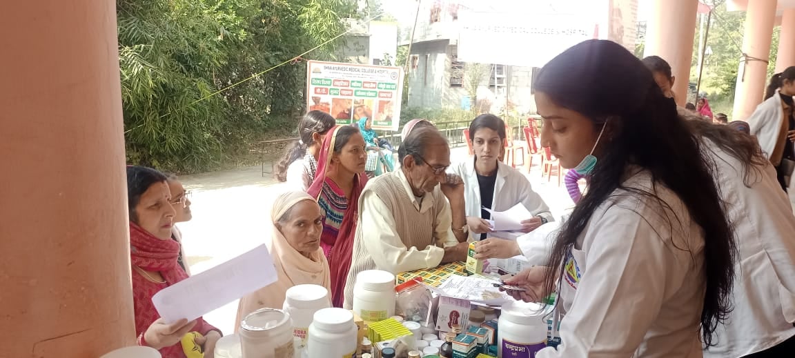 बिलासपुर के भटेड़ में आयोजित निःशुल्क चिकित्सा शिविर में अपने स्वास्थ्य की जांच करवाते लोग । जाग