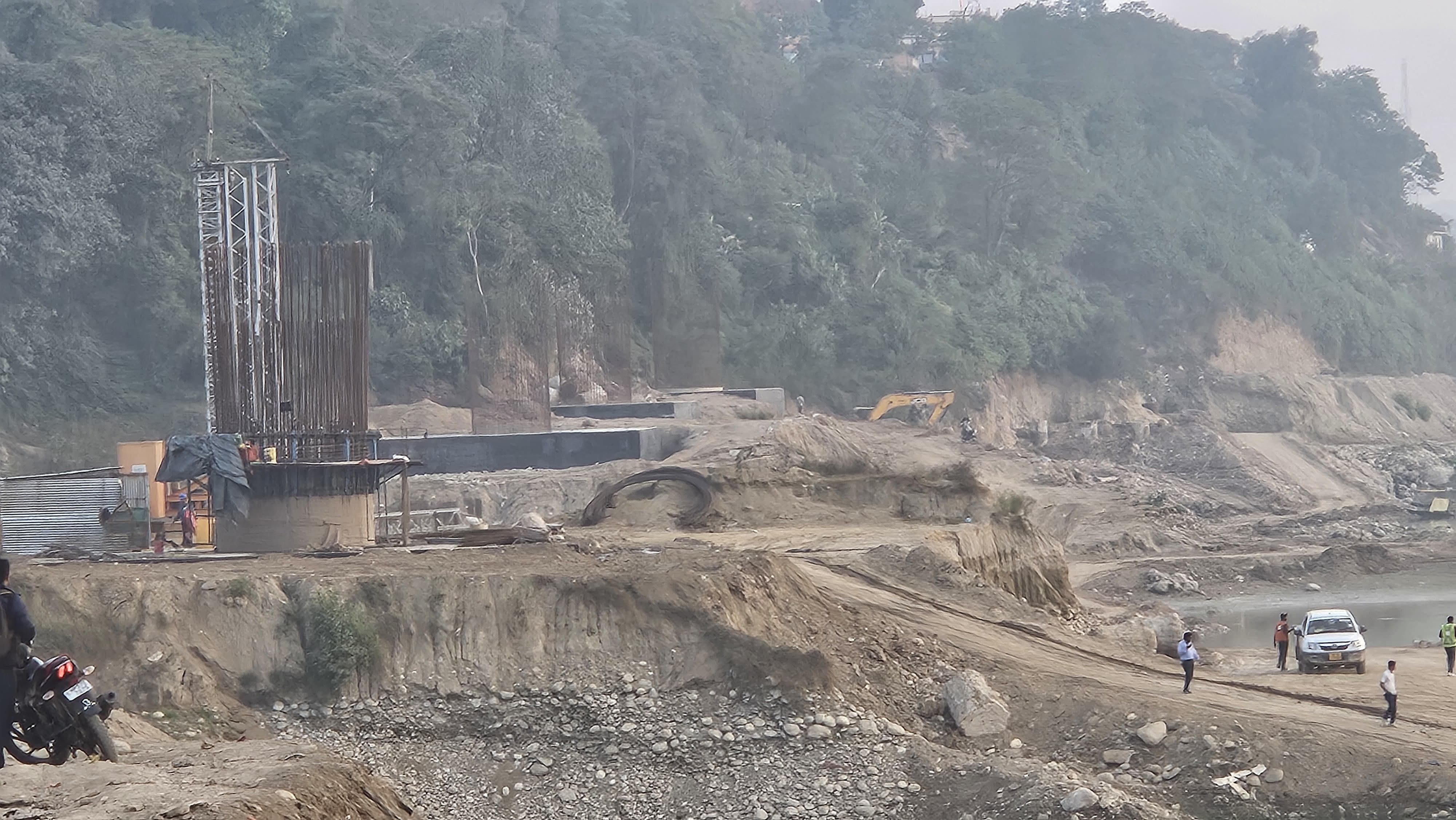 बिलासपुर में गोबिंद सागर झील के किनारे बनाए जा रहे रेल लाइन के वायाडक्ट । संवाद बिलासपुर में गोबिंद सागर झील के किनारे बनाए जा रहे रेल लाइन के वायाडक्ट । संवाद