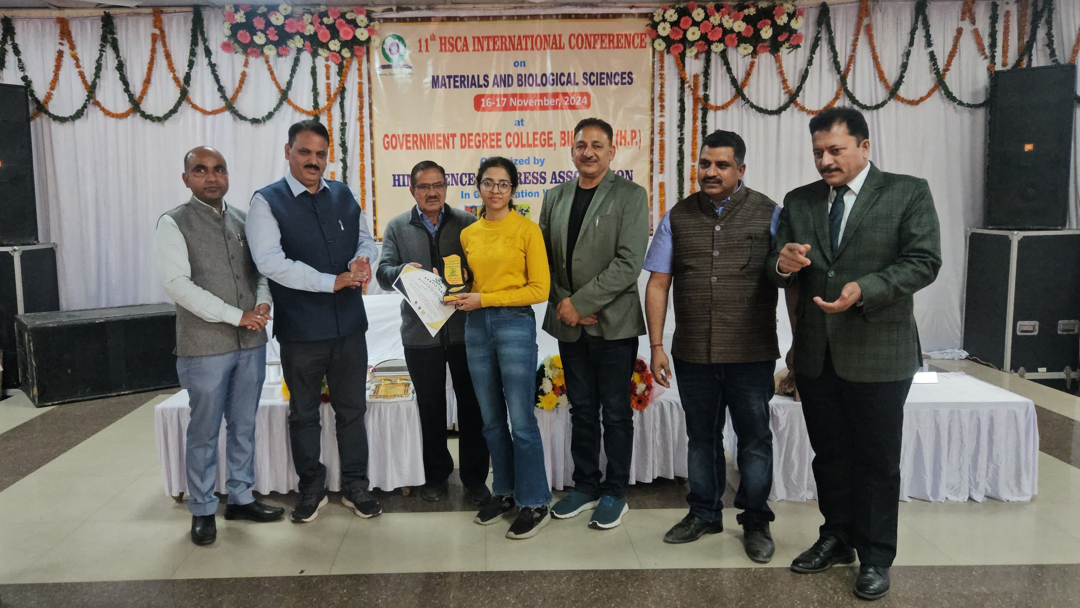 बिलासपुर महाविद्यालय में अंतर्राष्ट्रीय संगोष्ठी के समापन अवसर पर उपस्थित प्रतिभागी व अन्य। संव