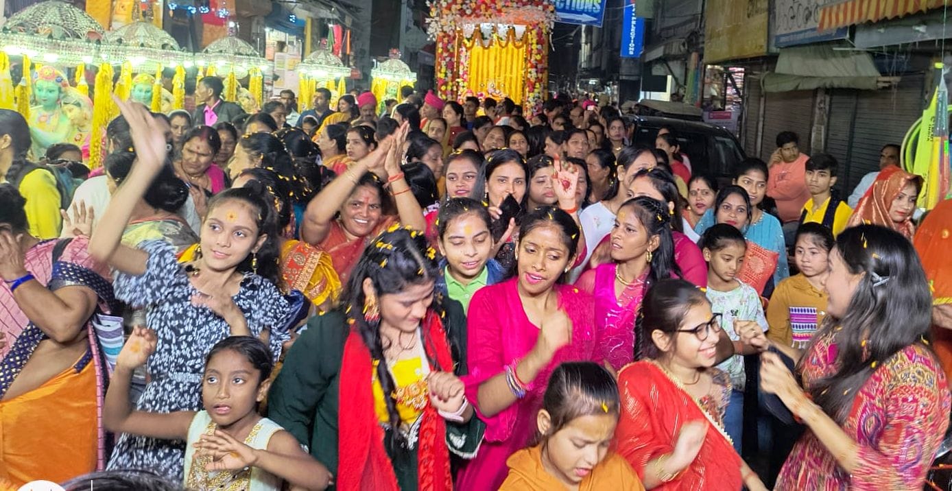 गोविंदगंज में शालिग्राम की झांकी के साथ श्री कृष्णा मंदिर कमेटी के लोग। संवाद गोविंदगंज में शालिग्राम की झांकी के साथ श्री कृष्णा मंदिर कमेटी के लोग। संवाद