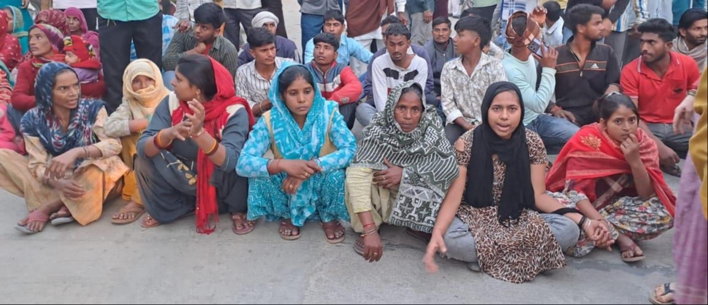 कांधला थाने के सामने जाम लगाते मृतक विपिन के परिजनों को समझाते थाना प्रभारी निरीक्षक । सं कांधला थाने के सामने जाम लगाते मृतक विपिन के परिजनों को समझाते थाना प्रभारी निरीक्षक । सं