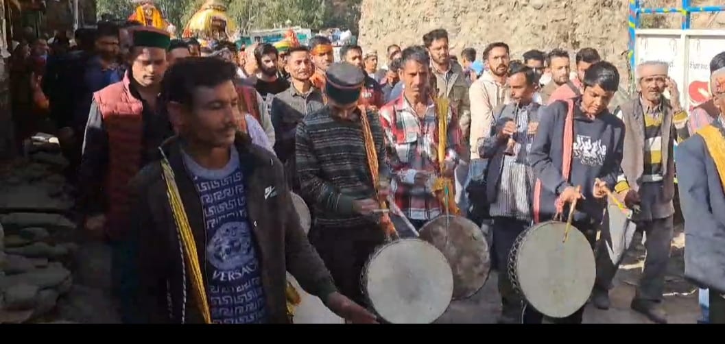 , मेला स्थल पहुँचने पर एक दूसरे से मिलते देवता साहिब। , मेला स्थल पहुँचने पर एक दूसरे से मिलते देवता साहिब।