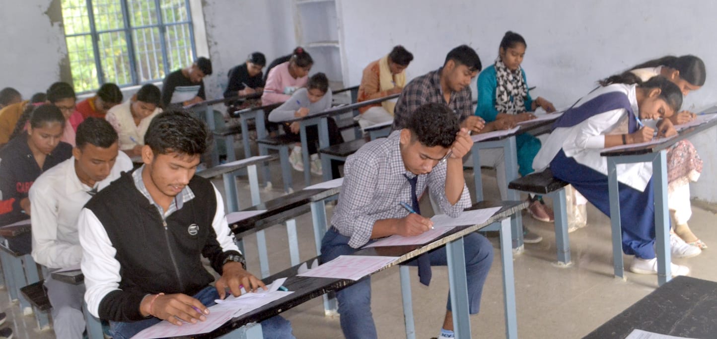 शामली के वीवी इंटर कॉलेज में अतुल माहेश्वरी छात्रवृत्ति परीक्षा देने के लिये जाती छात्राएं । स शामली के वीवी इंटर कॉलेज में अतुल माहेश्वरी छात्रवृत्ति परीक्षा देने के लिये जाती छात्राएं । स