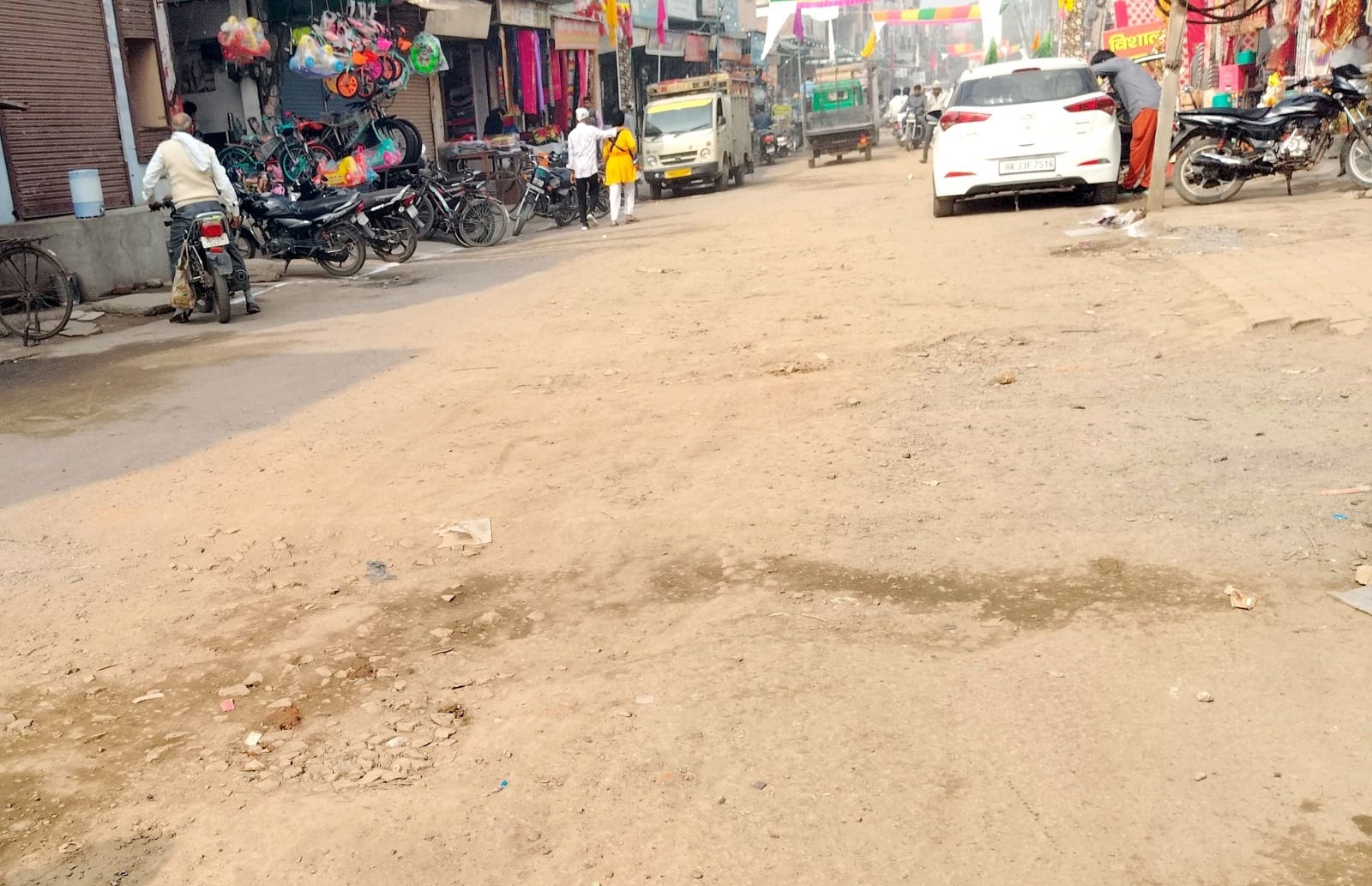 17जेएनडी10: रेलवे रोड पर बिछाया गया रोडा और उस पर डाली गई मिट्टी।  संवाद