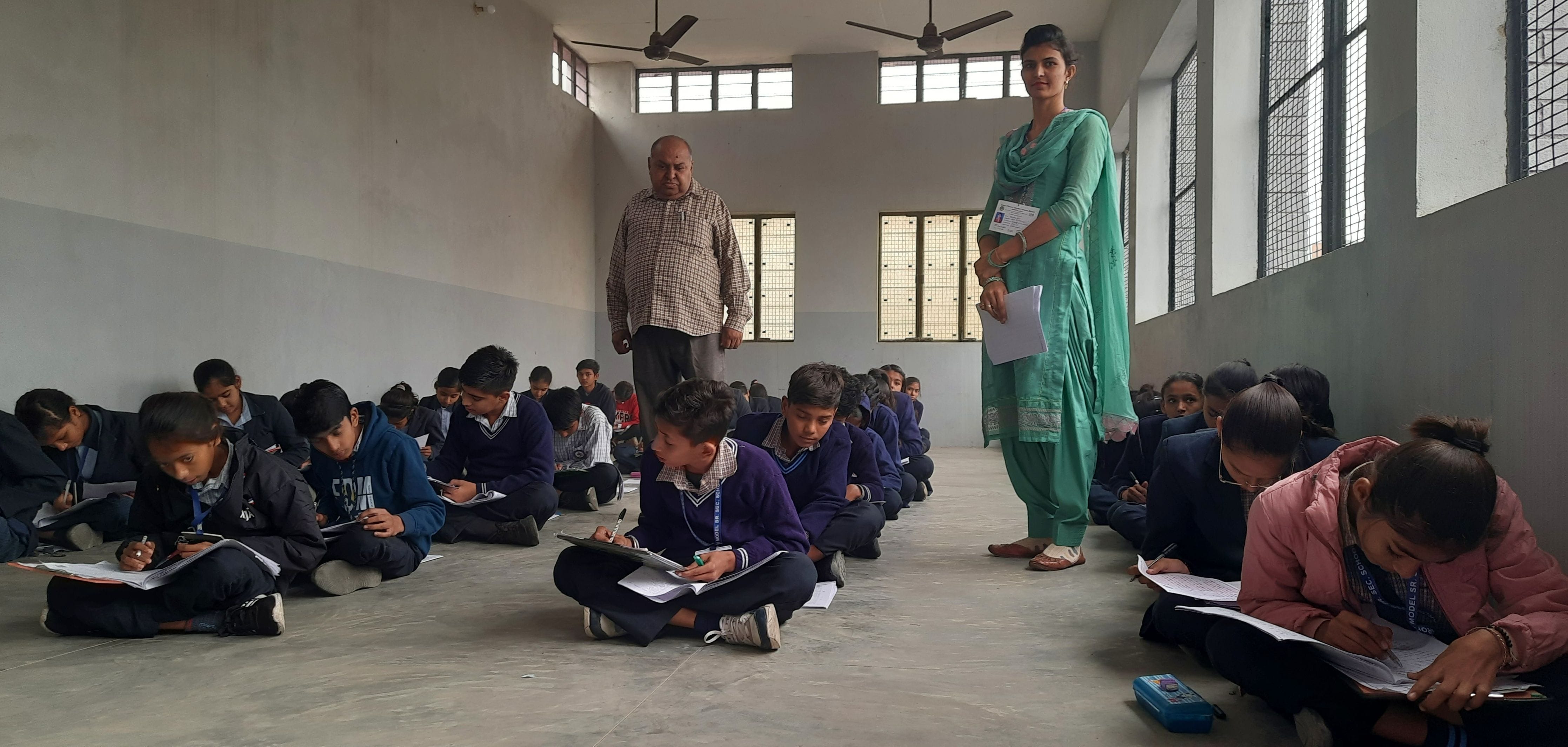 17जेएनडी12: कैंब्रिज सीनियर सेकेंडरी स्कूल सफ ीदों रोड पर परीक्षा देते विद्यार्थी। संवाद 17जेएनडी12: कैंब्रिज सीनियर सेकेंडरी स्कूल सफ ीदों रोड पर परीक्षा देते विद्यार्थी। संवाद