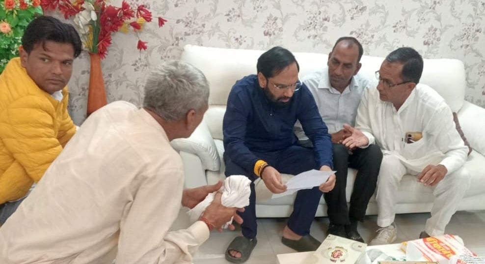 17जेएनडी18: भाजपा विधायक देवेंद्र अत्री से बातचीत करते हुए आढ़ती ओमदत्त डाहोला। संवाद 17जेएनडी18: भाजपा विधायक देवेंद्र अत्री से बातचीत करते हुए आढ़ती ओमदत्त डाहोला। संवाद