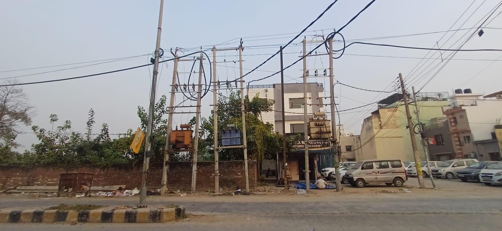अंबाला छावनी के हरगोलाल रोड पर सड़क के बीचोंबीच लगे ट्रांसफार्मर को शिफ्ट करने के बाद बनी सड़क अंबाला छावनी के हरगोलाल रोड पर सड़क के बीचोंबीच लगे ट्रांसफार्मर को शिफ्ट करने के बाद बनी सड़क