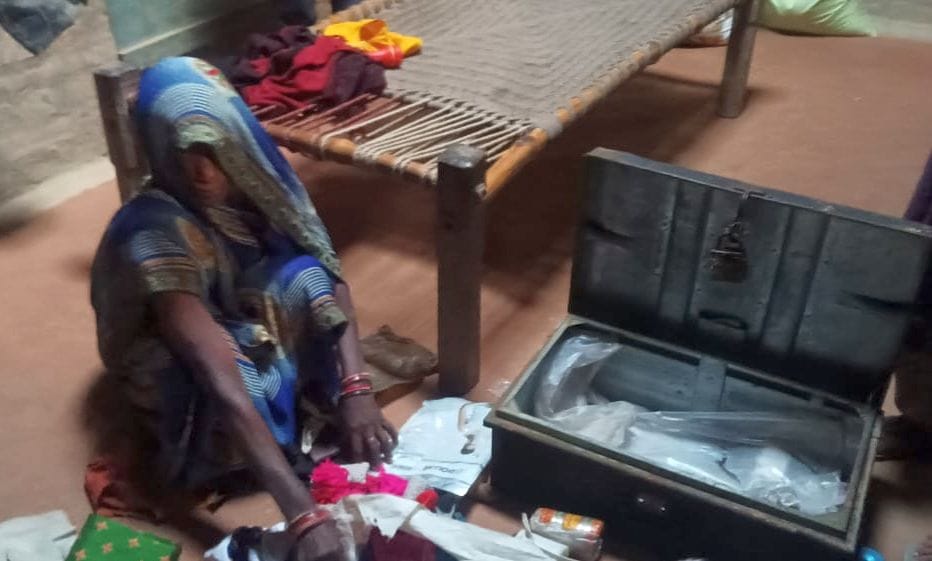 अंदावा गांव में चोरी के बाद बिखरा सामान। स्रोत: परिजन अंदावा गांव में चोरी के बाद बिखरा सामान। स्रोत: परिजन