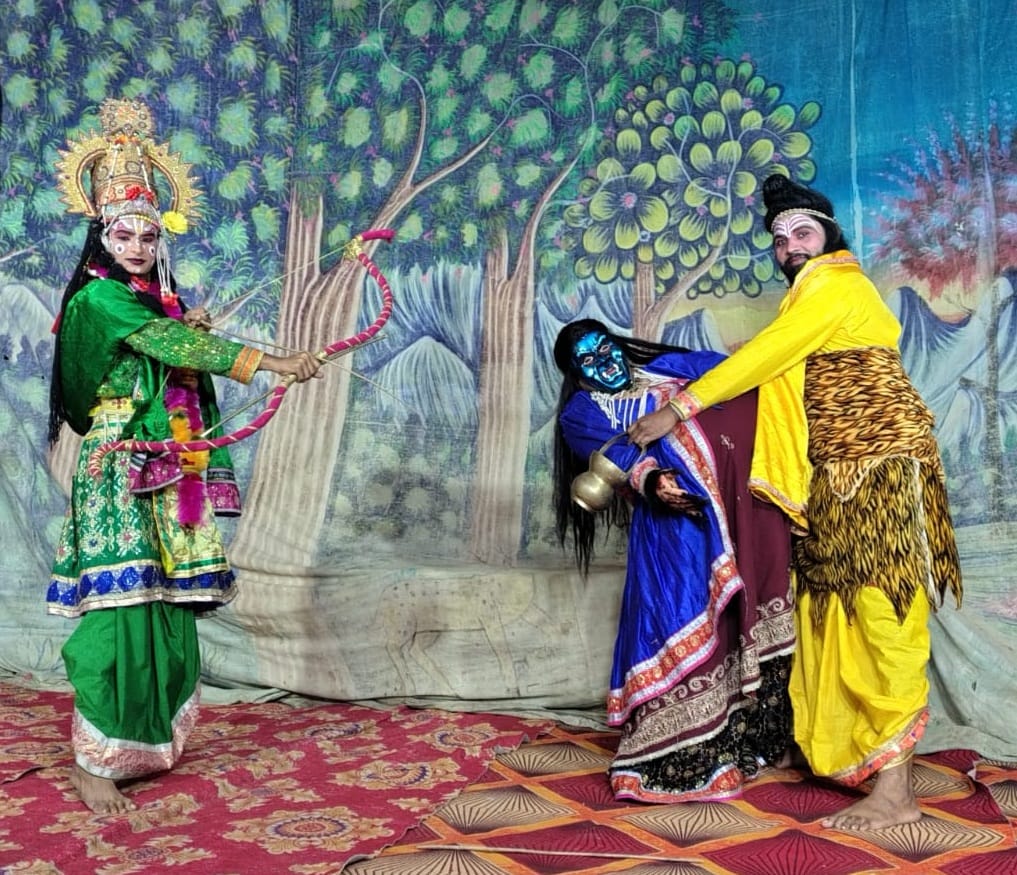 बिलसंडा नगर में रामलीला मेले में निकाली गई राजगददी शोभायात्रा।स्रोत:आयोजक