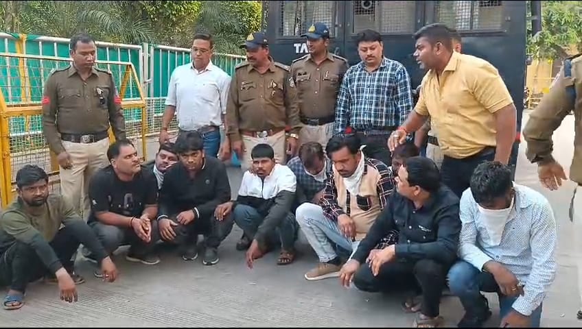 छापा मारकर क्राइम ब्रांच भी रह गई हैरान जब पता चला इंदौर, देवास के जुआरी उज्जैन में खेल रहे थे छापा मारकर क्राइम ब्रांच भी रह गई हैरान जब पता चला इंदौर, देवास के जुआरी उज्जैन में खेल रहे थे