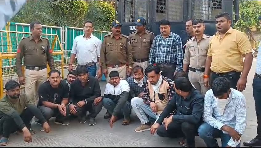 छापा मारकर क्राइम ब्रांच भी रह गई हैरान जब पता चला इंदौर, देवास के जुआरी उज्जैन में खेल रहे थे छापा मारकर क्राइम ब्रांच भी रह गई हैरान जब पता चला इंदौर, देवास के जुआरी उज्जैन में खेल रहे थे