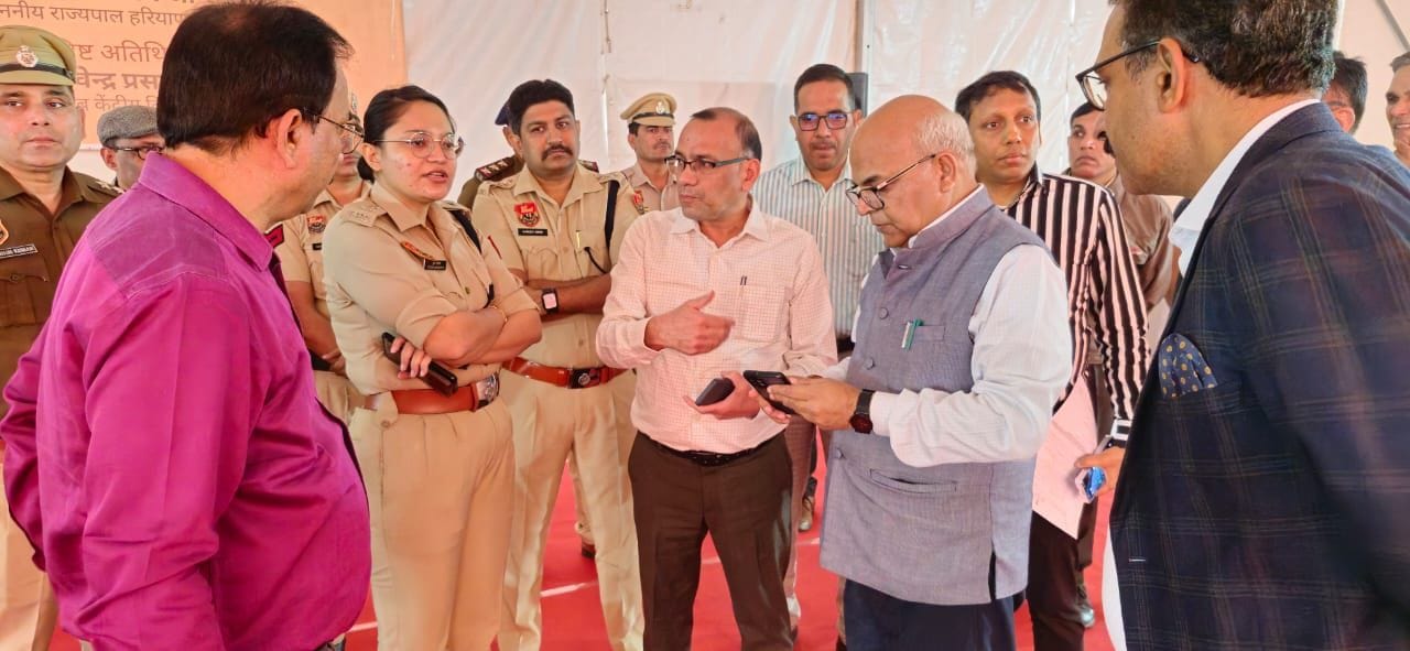 फोटो संख्या:61- हकेंविवि में आयोजित दीक्षांत समारोह को लेकर निरीक्षण करते उपायुक्त डॉ. विवेक भा फोटो संख्या:61- हकेंविवि में आयोजित दीक्षांत समारोह को लेकर निरीक्षण करते उपायुक्त डॉ. विवेक भा
