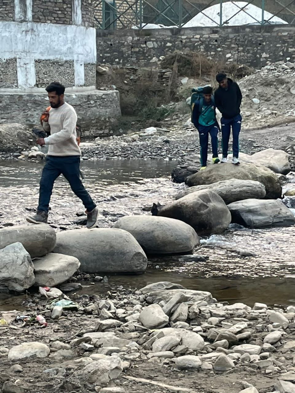 गुम्मा स्टेडियम के समीप गिरी खड्ड के पार वाहनों को खड़ा करके पहुंचे खेल प्रेमी गुम्मा स्टेडियम के समीप गिरी खड्ड के पार वाहनों को खड़ा करके पहुंचे खेल प्रेमी