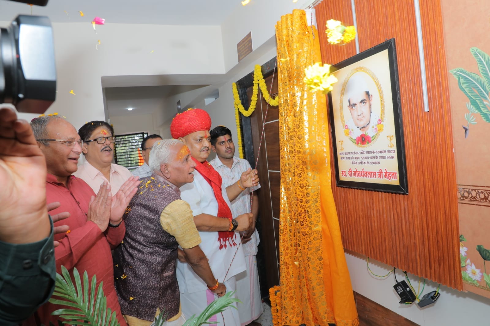 मालव माटी के संत का संदेश - समाज के अभाव ग्रस्त बच्चों की शिक्षा, कमजोर बहनों के विवाह के लिए फ मालव माटी के संत का संदेश - समाज के अभाव ग्रस्त बच्चों की शिक्षा, कमजोर बहनों के विवाह के लिए फ