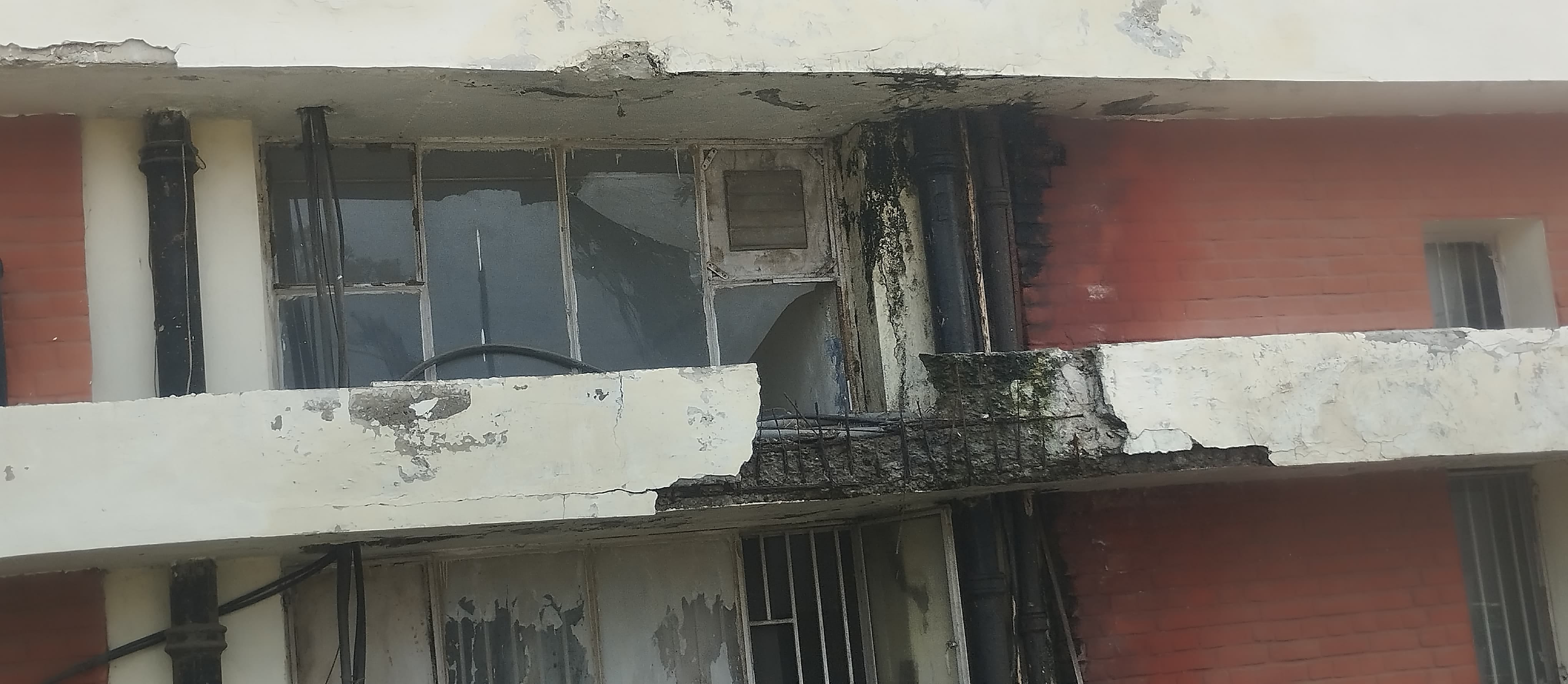 नागरिक अस्पताल की पुरानी बिल्डिंग की दीवार से निकलते हुए सरिये। संवाद नागरिक अस्पताल की पुरानी बिल्डिंग की दीवार से निकलते हुए सरिये। संवाद