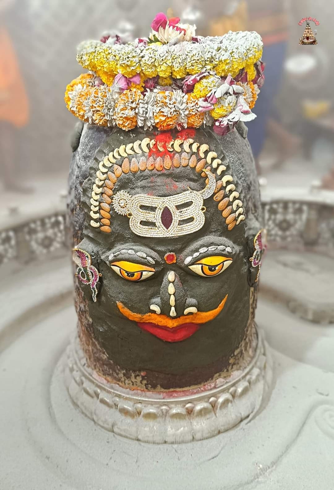 सूर्य, चंद्र और मस्तक पर त्रिपुंड लगाकर सज गए बाबा महाकाल....भक्तों ने किया जमकर दान सूर्य, चंद्र और मस्तक पर त्रिपुंड लगाकर सज गए बाबा महाकाल....भक्तों ने किया जमकर दान