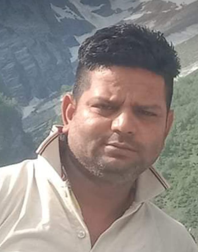 सूर्य उदय ट्रस्ट खनियारा में बच्चों को टिफन और मिठाई देने के बाद रोटरी क्लब के सदस्य।