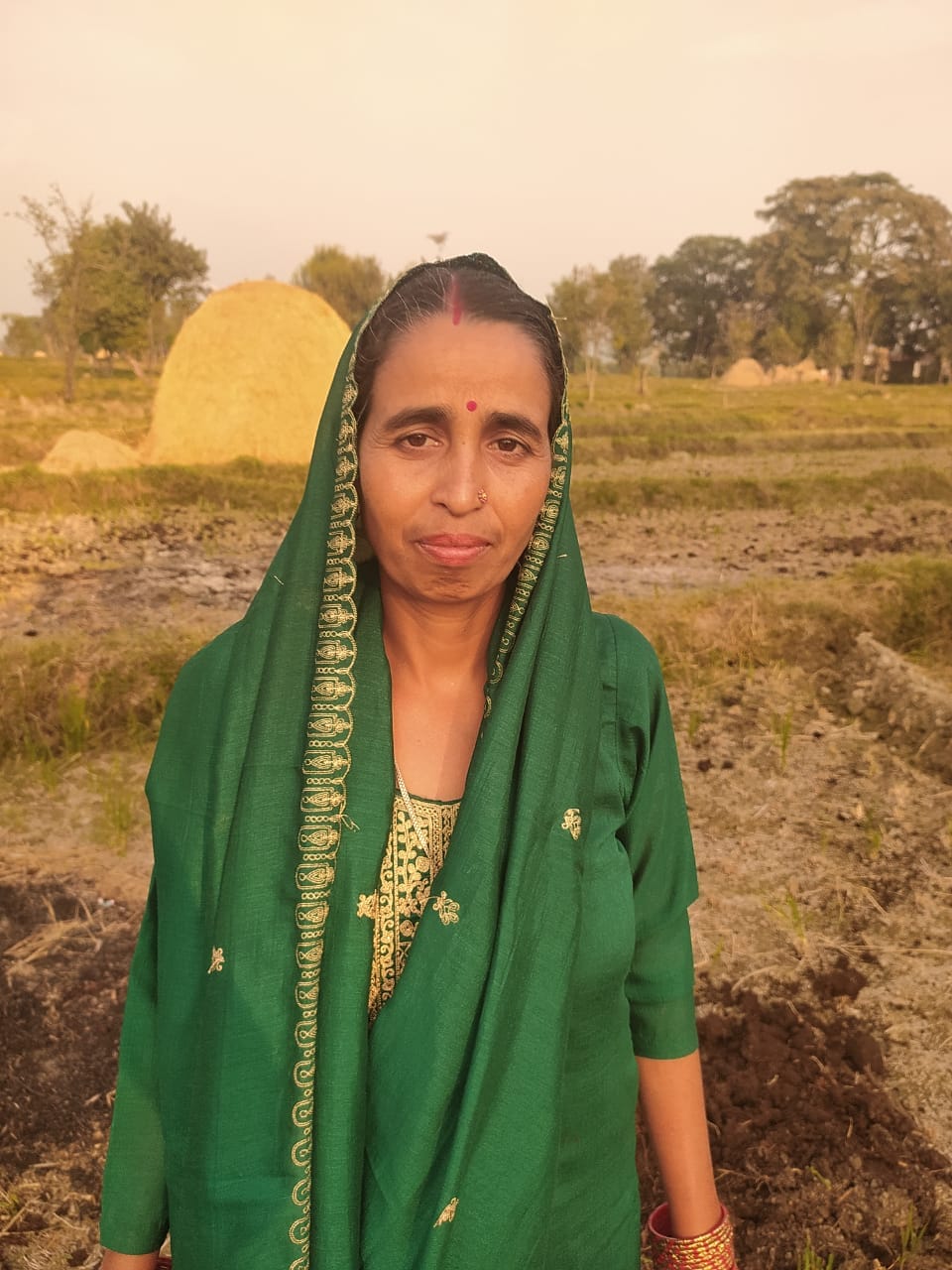 सूर्य उदय ट्रस्ट खनियारा में बच्चों को टिफन और मिठाई देने के बाद रोटरी क्लब के सदस्य।